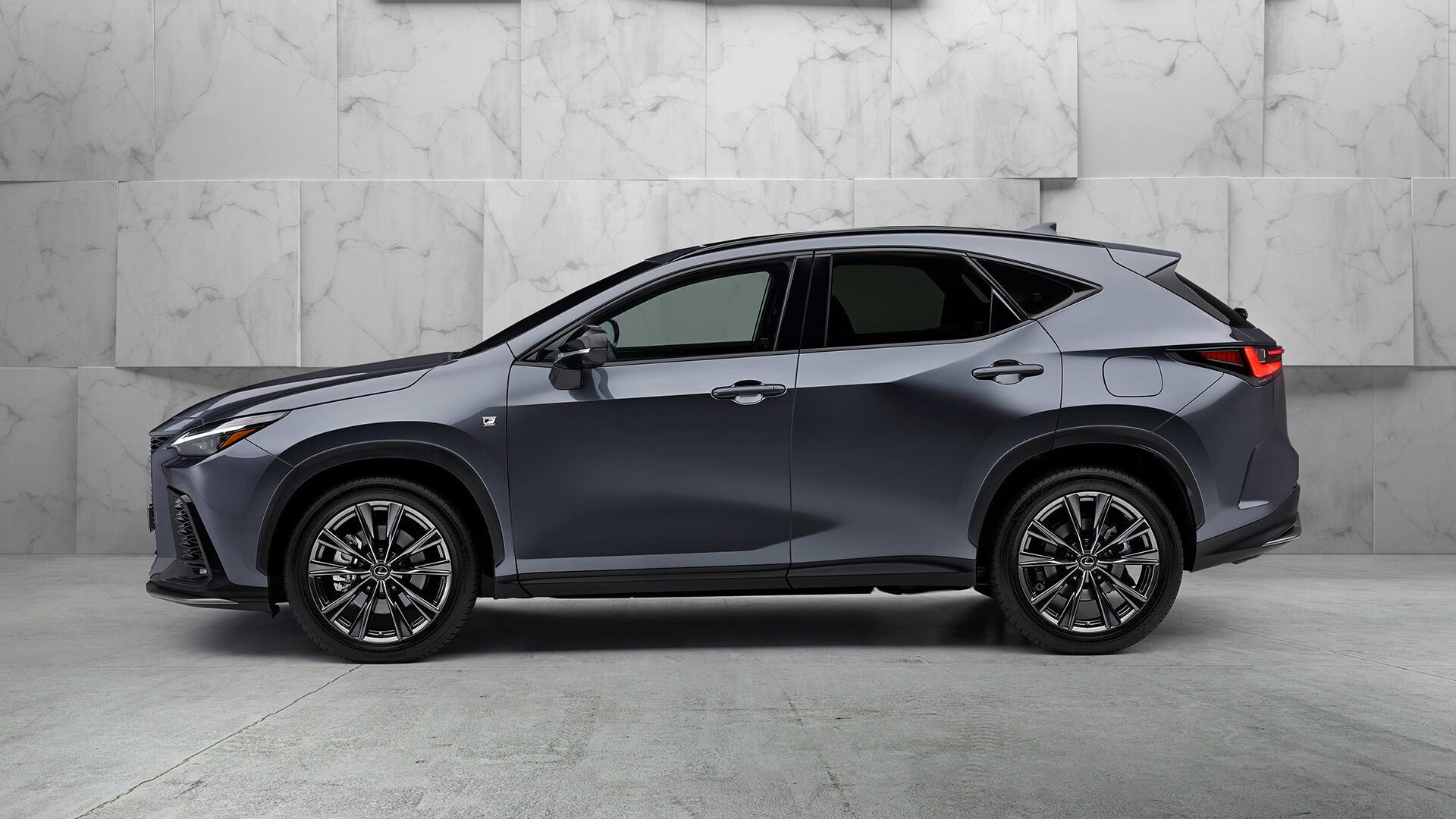 Side view of the Lexus NX 450h+